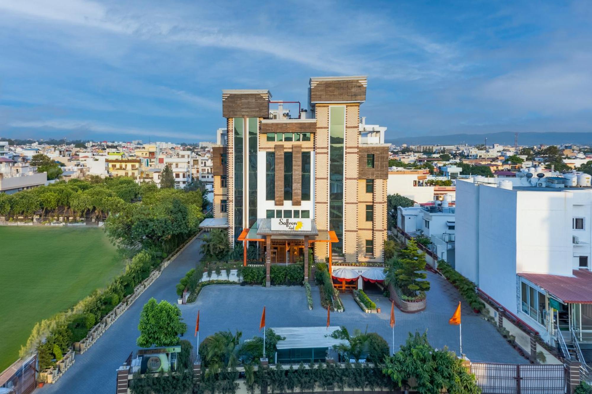 Hotel Saffron Leaf Dehradun Esterno foto