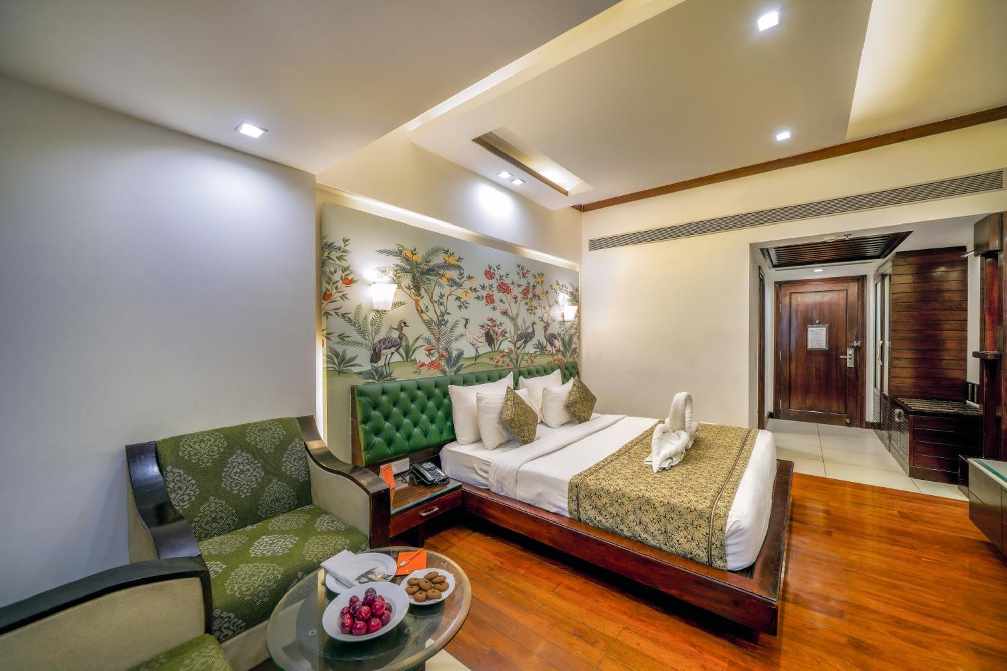 Hotel Saffron Leaf Dehradun Esterno foto