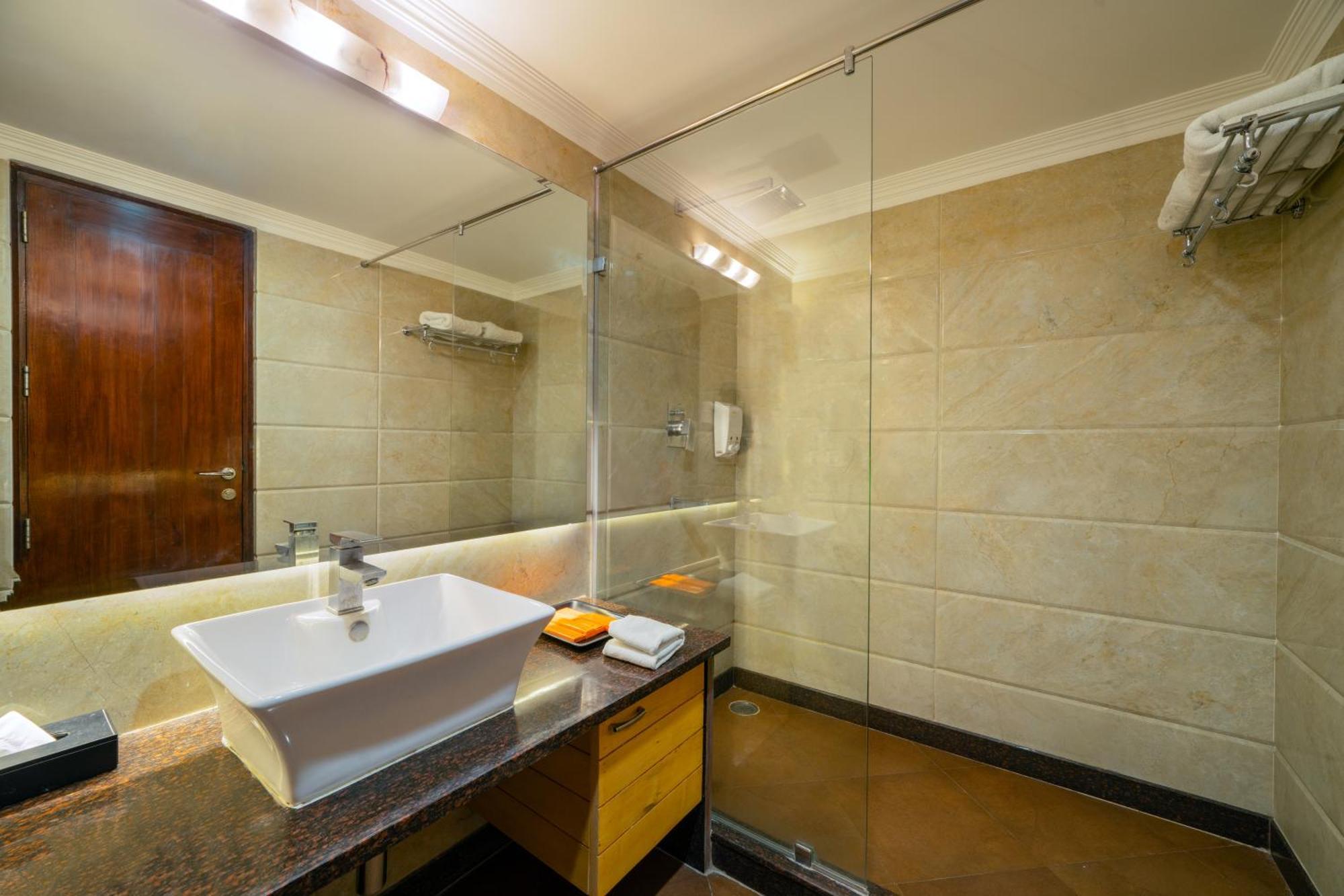 Hotel Saffron Leaf Dehradun Esterno foto