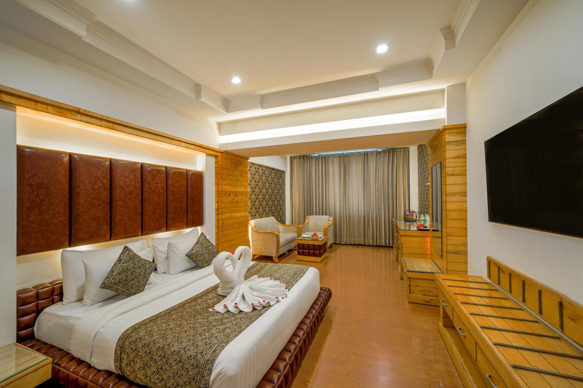 Hotel Saffron Leaf Dehradun Esterno foto