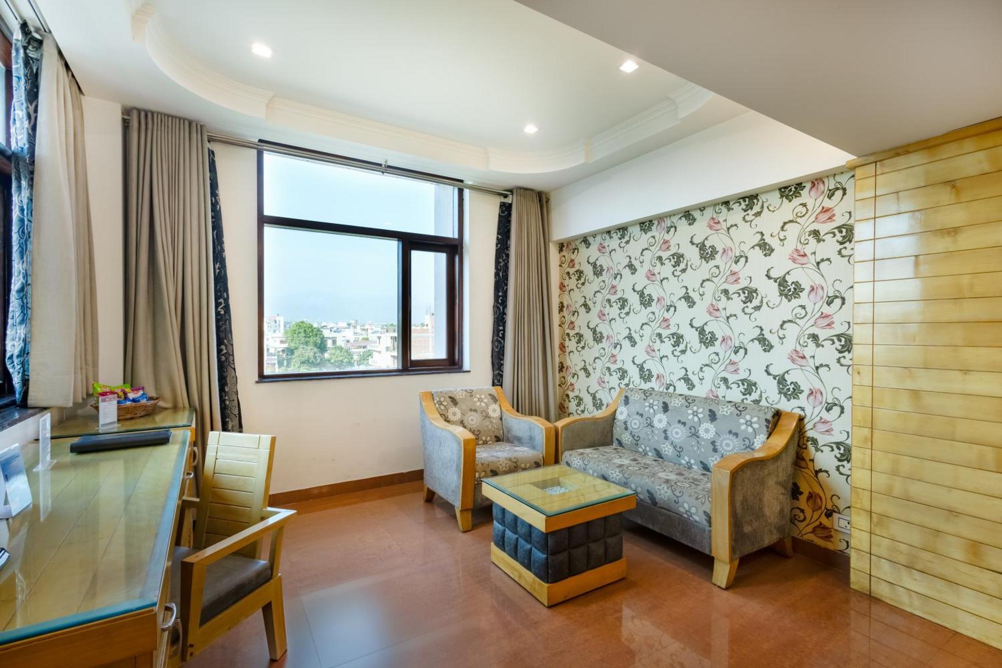 Hotel Saffron Leaf Dehradun Esterno foto