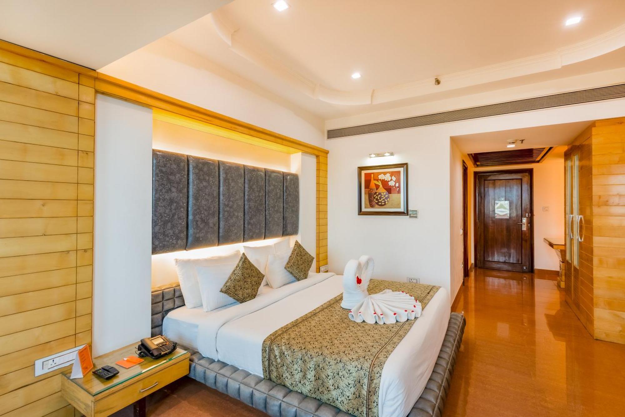 Hotel Saffron Leaf Dehradun Esterno foto
