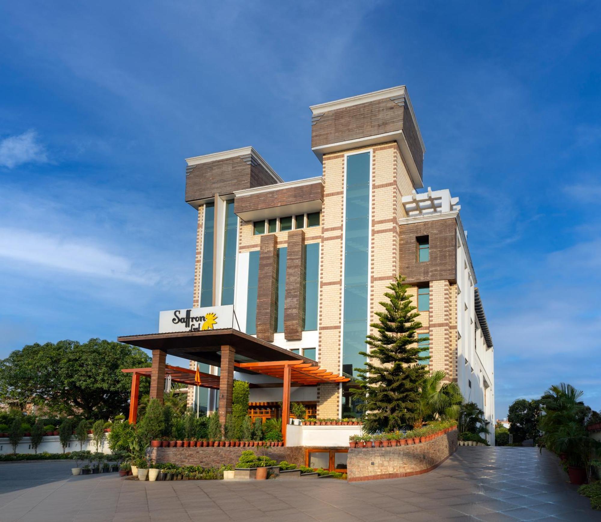 Hotel Saffron Leaf Dehradun Esterno foto