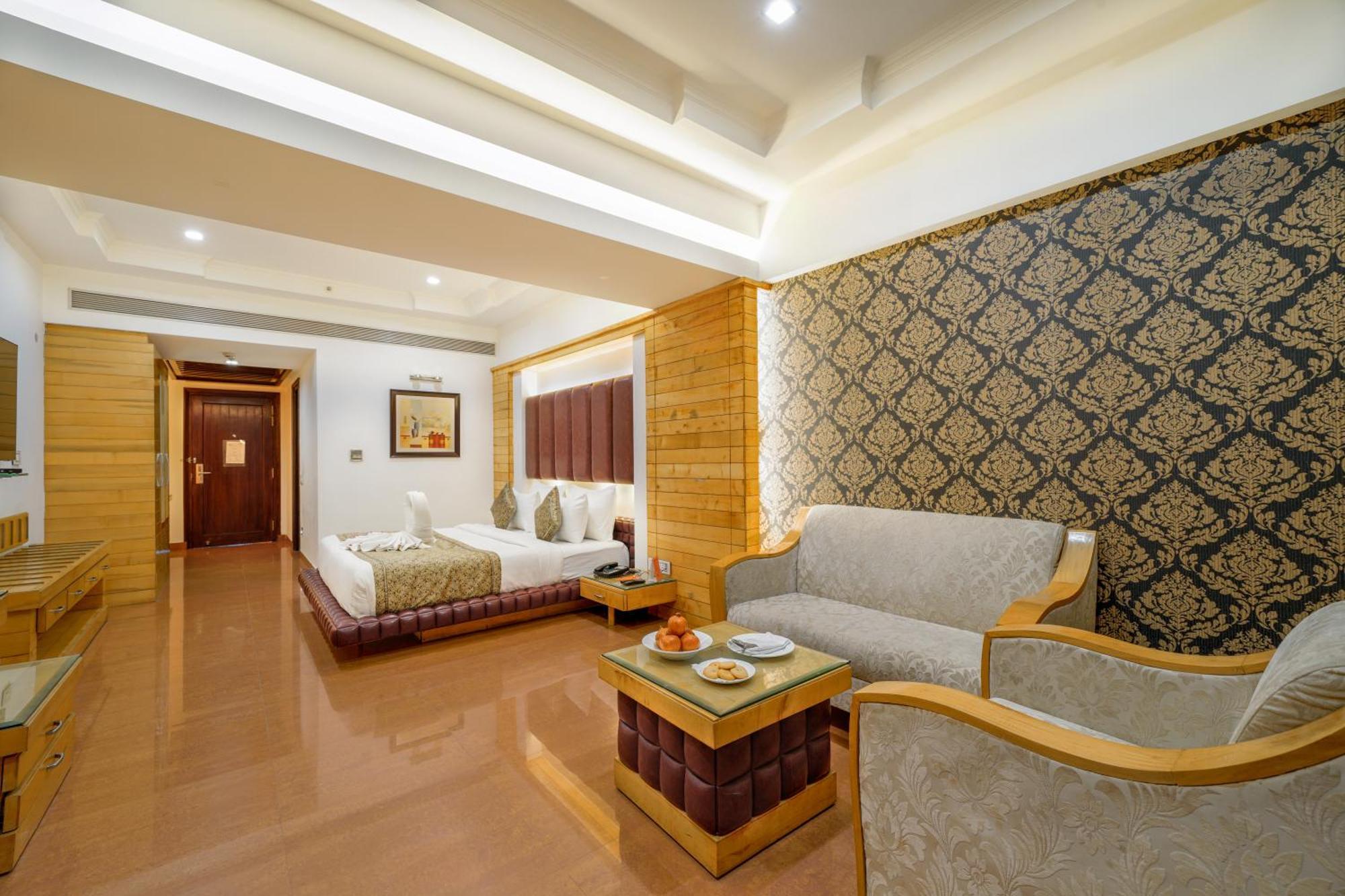 Hotel Saffron Leaf Dehradun Esterno foto