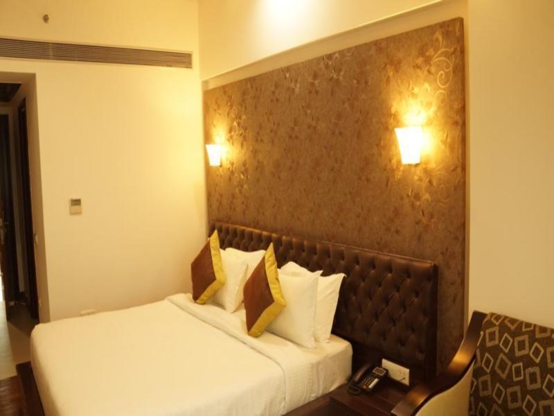 Hotel Saffron Leaf Dehradun Esterno foto