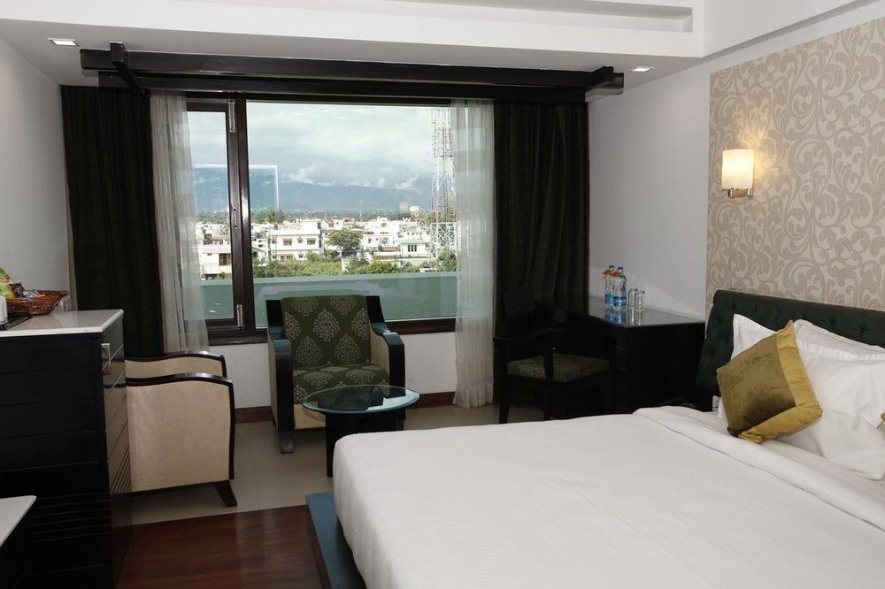 Hotel Saffron Leaf Dehradun Esterno foto