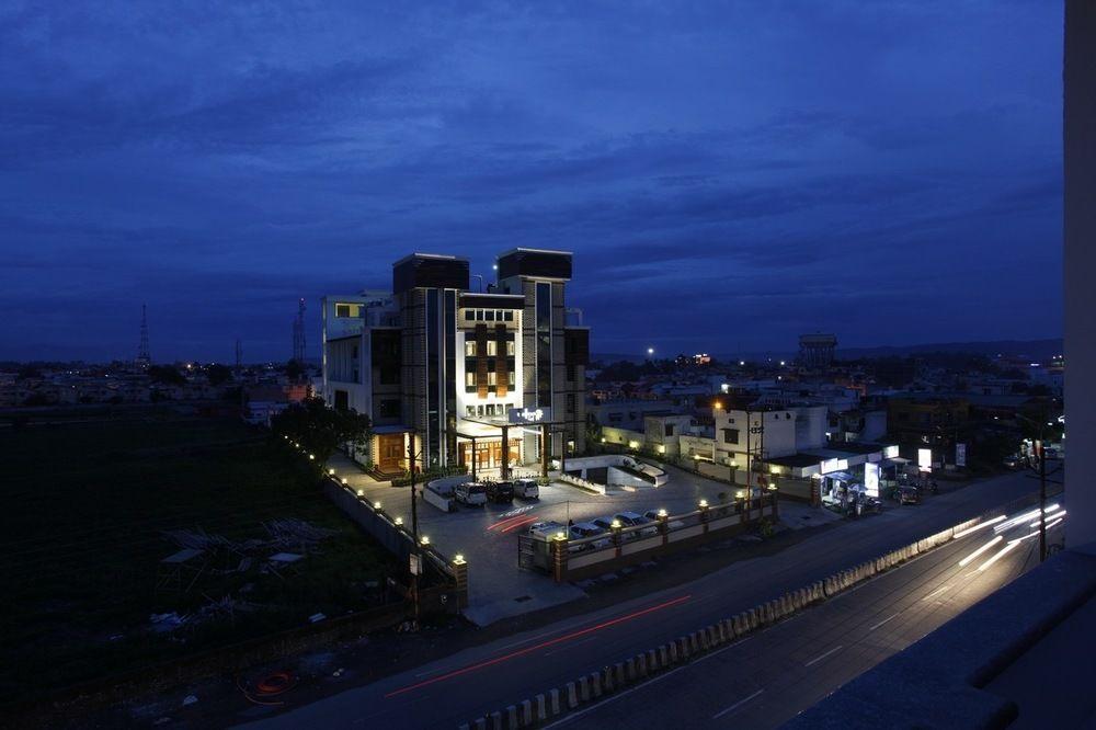 Hotel Saffron Leaf Dehradun Esterno foto