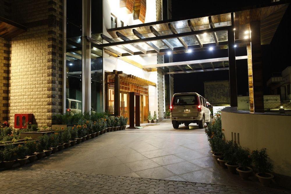 Hotel Saffron Leaf Dehradun Esterno foto