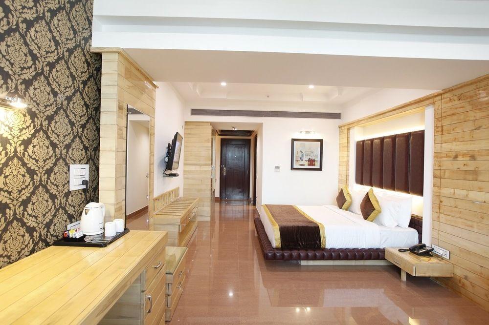 Hotel Saffron Leaf Dehradun Esterno foto