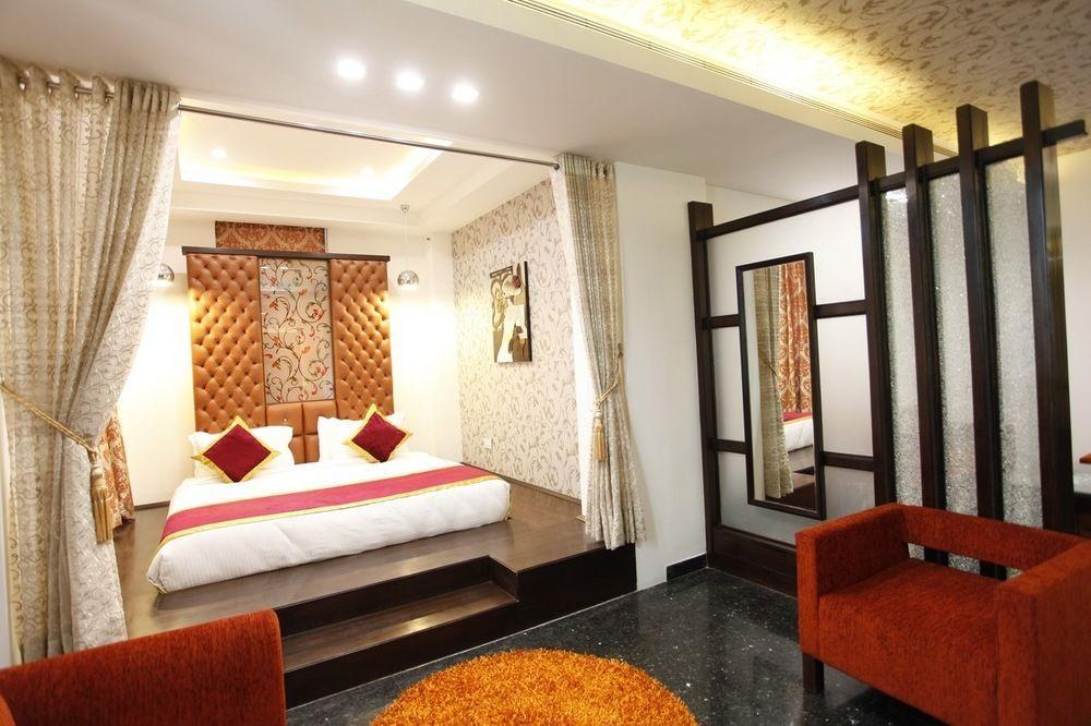 Hotel Saffron Leaf Dehradun Esterno foto