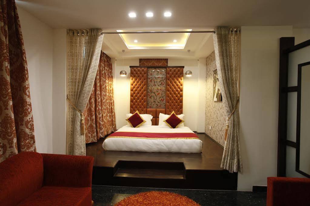 Hotel Saffron Leaf Dehradun Esterno foto