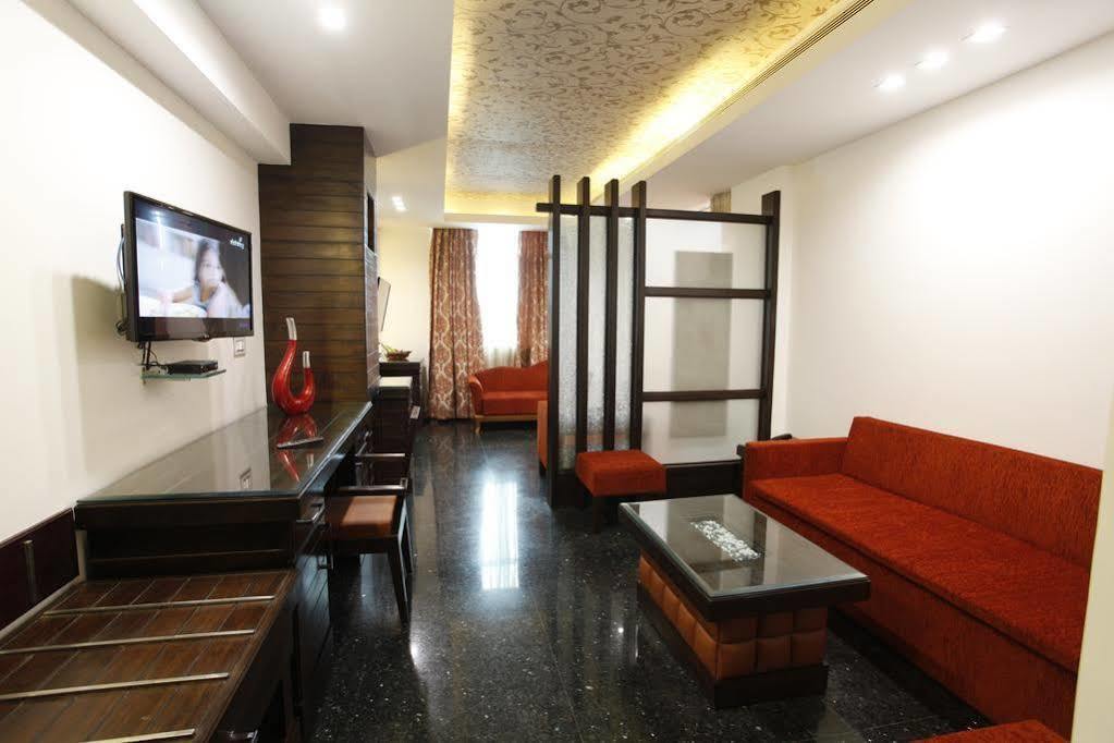 Hotel Saffron Leaf Dehradun Esterno foto