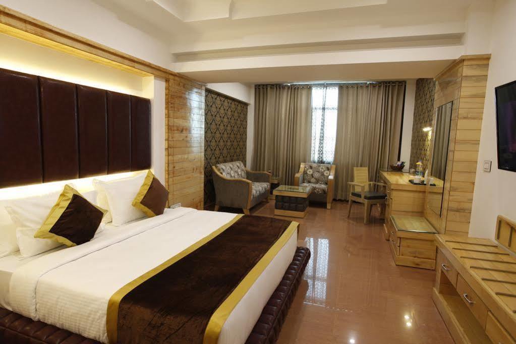 Hotel Saffron Leaf Dehradun Esterno foto