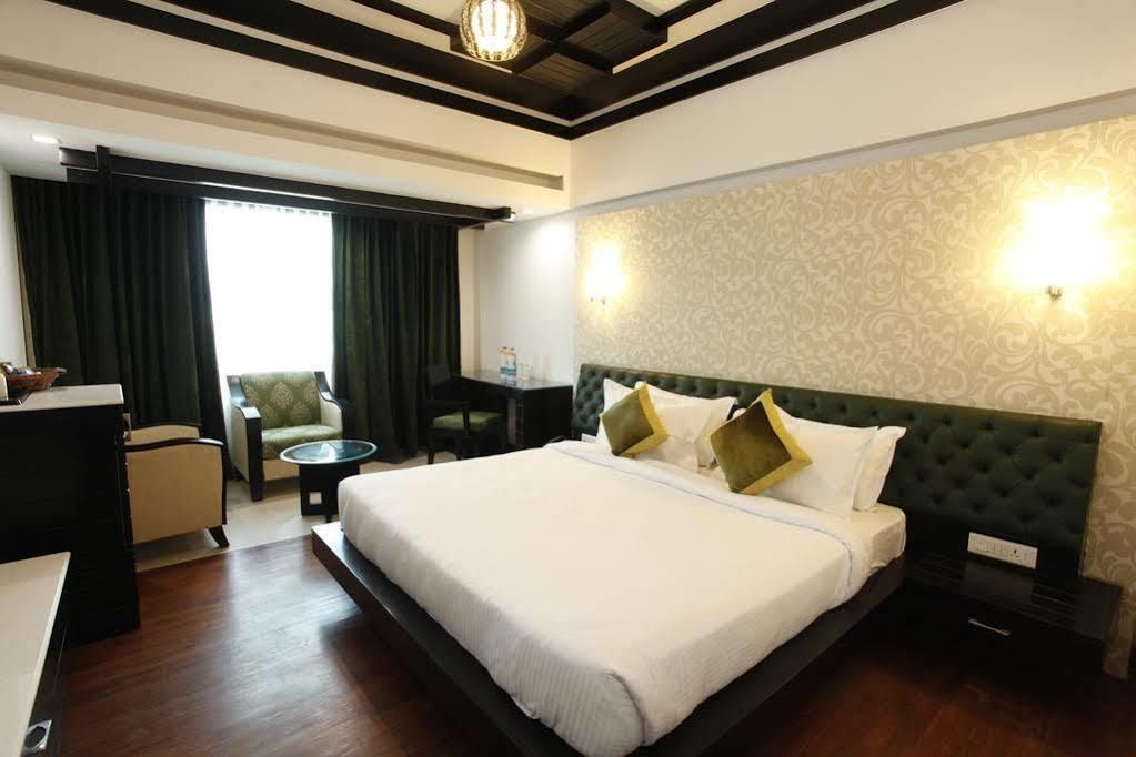Hotel Saffron Leaf Dehradun Esterno foto
